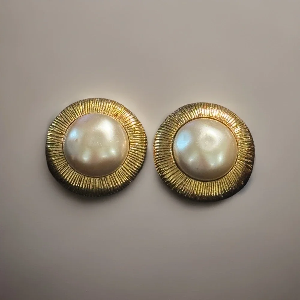 Authentic CHANEL Vintage Gold Pearl Earrings